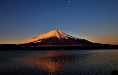 赤富士と月